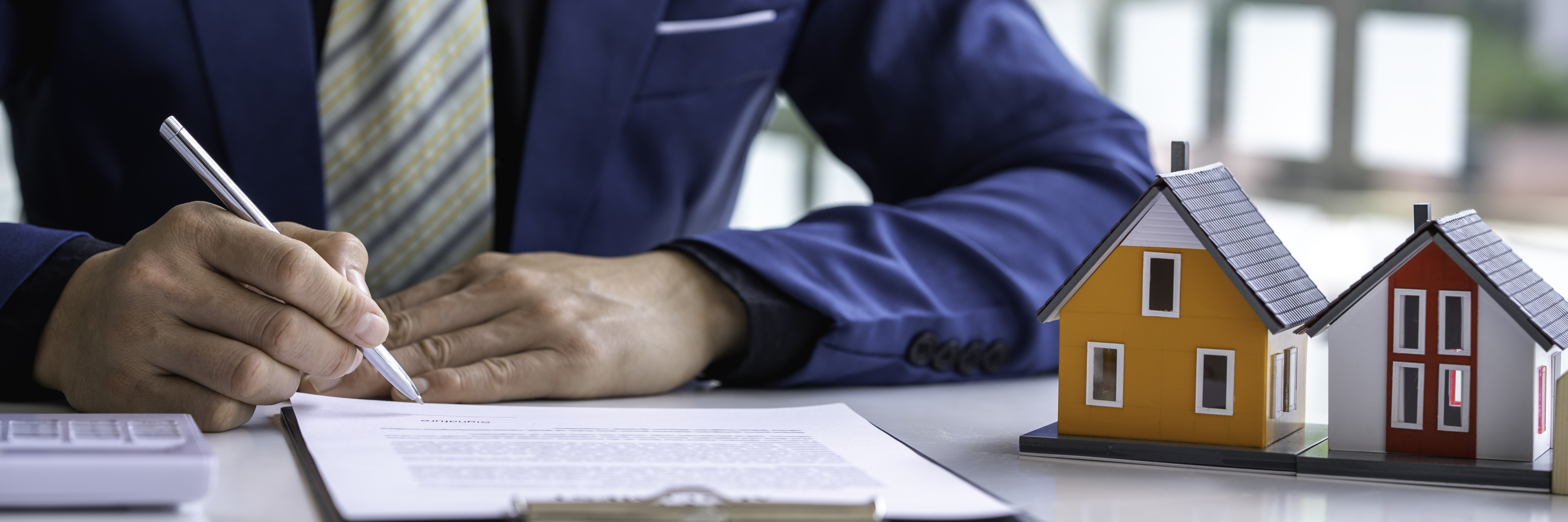 Man Sign A Home Insurance Policy On Home Loans Le 2023 06 12 20 48 20 Utc